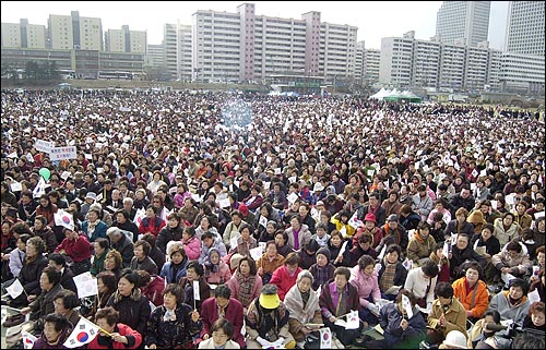 1일 오후 여의도 한강시민공원 야외음악당에서 열린 '나라와 민족을 위한 구국금식기도회'에 모인 10만여명의 신도들. 